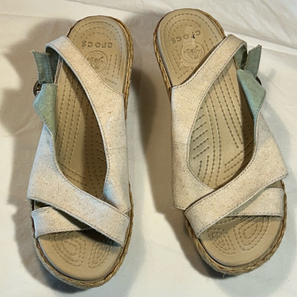 Crocs Women’s Size 10 A-Leigh Wedge Open Toe Sandal In Beige Canvas Slingback